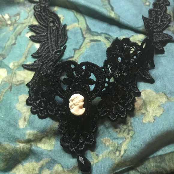 Claire’s Lacey Black Cameo Choker - Picture 1 of 7